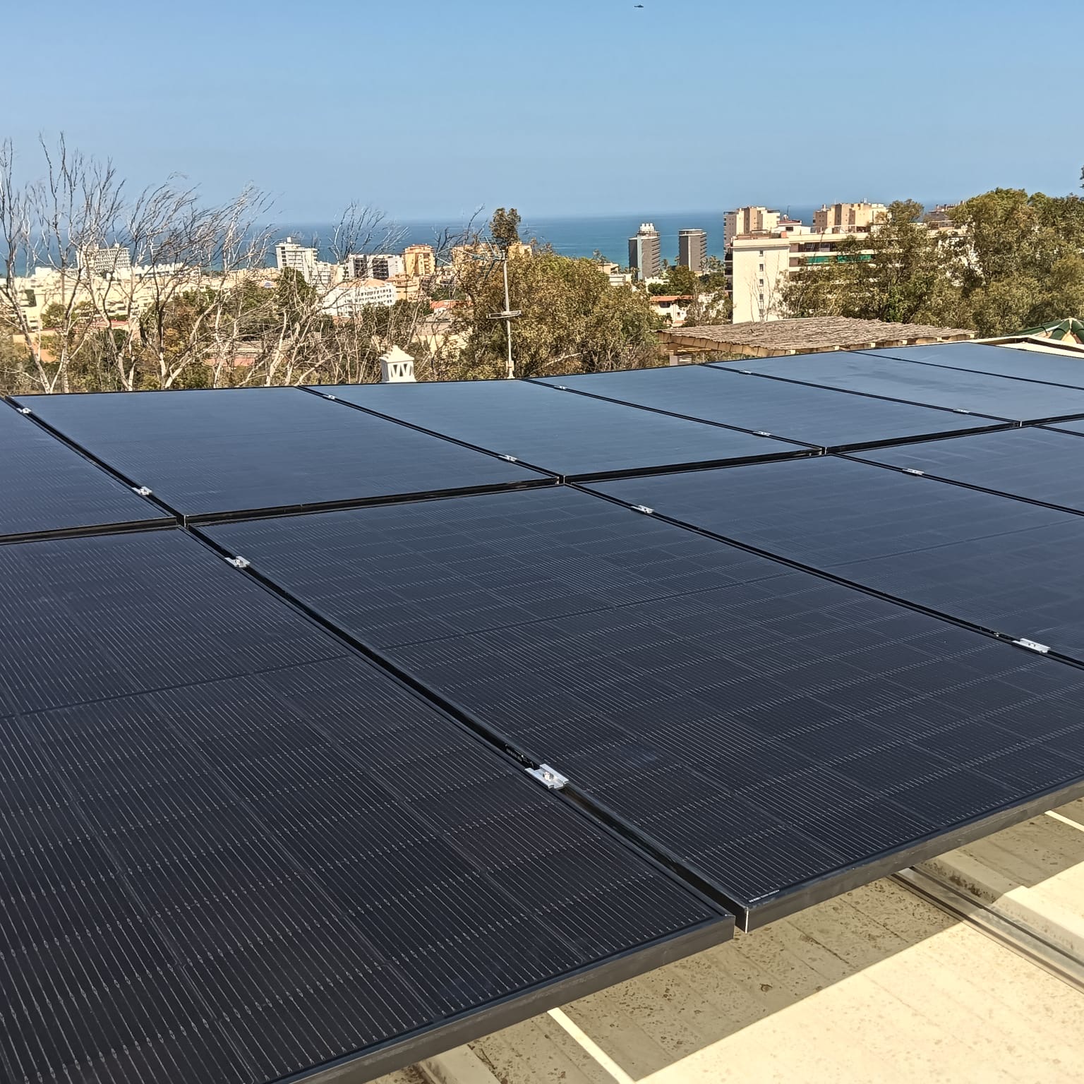 Instalación de placas solares en Torremolinos realizada por Natursolar